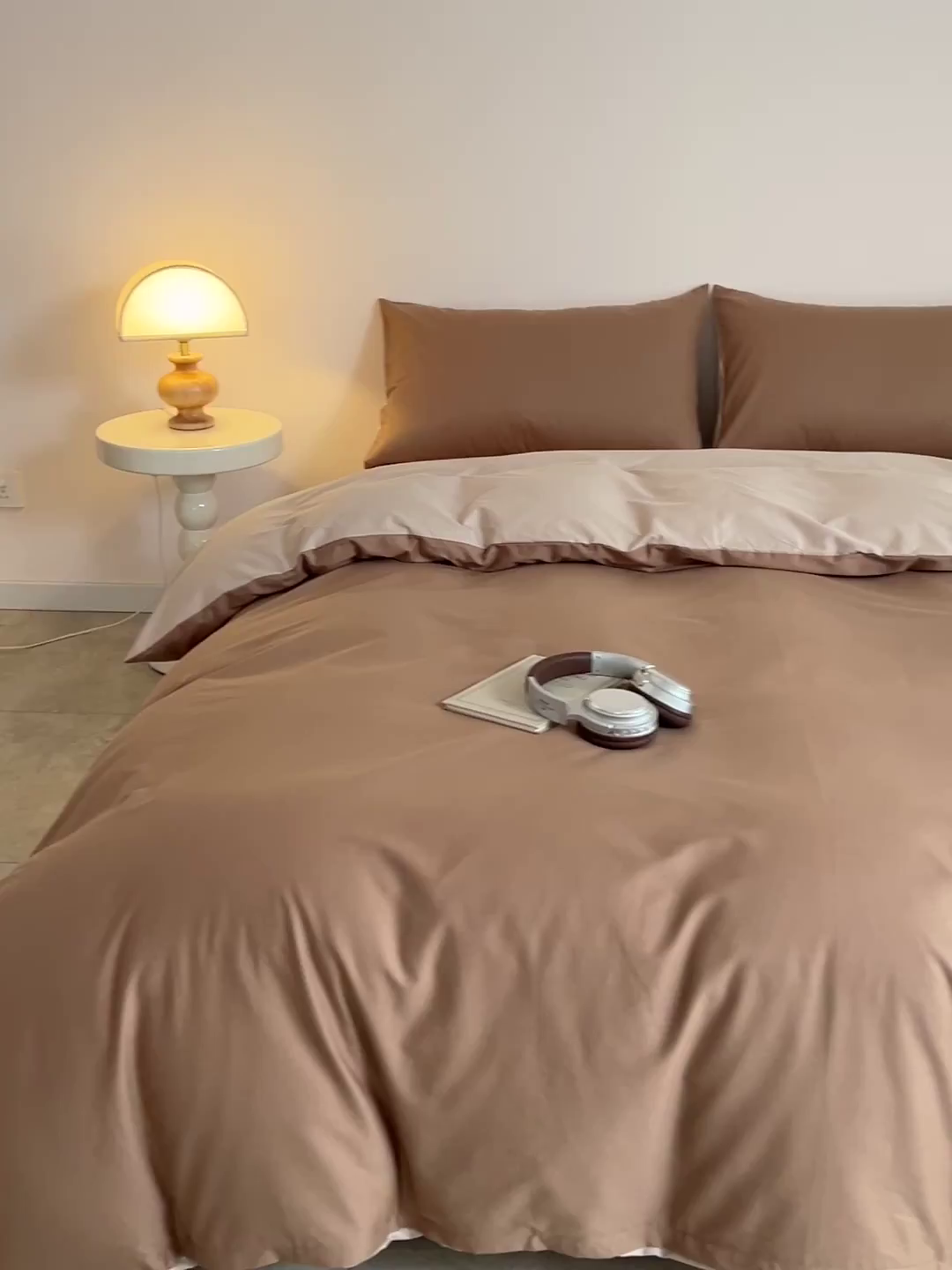 91家纺网 家纺一手货源 找家纺 泽西家纺+V17798841158发大图 2026新品A类全棉13376简约纯色双拼全棉四件套单被套枕套三件套 焦糖+卡其