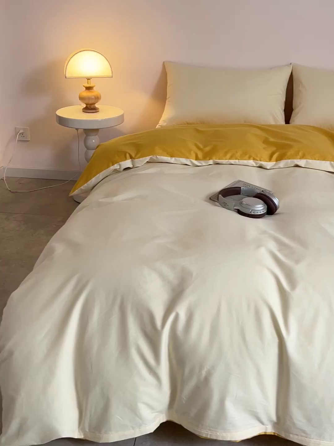 91家纺网 家纺一手货源 找家纺 泽西家纺+V17798841158发大图 2026新品A类全棉13376简约纯色双拼全棉四件套单被套枕套三件套 米黄+亮黄