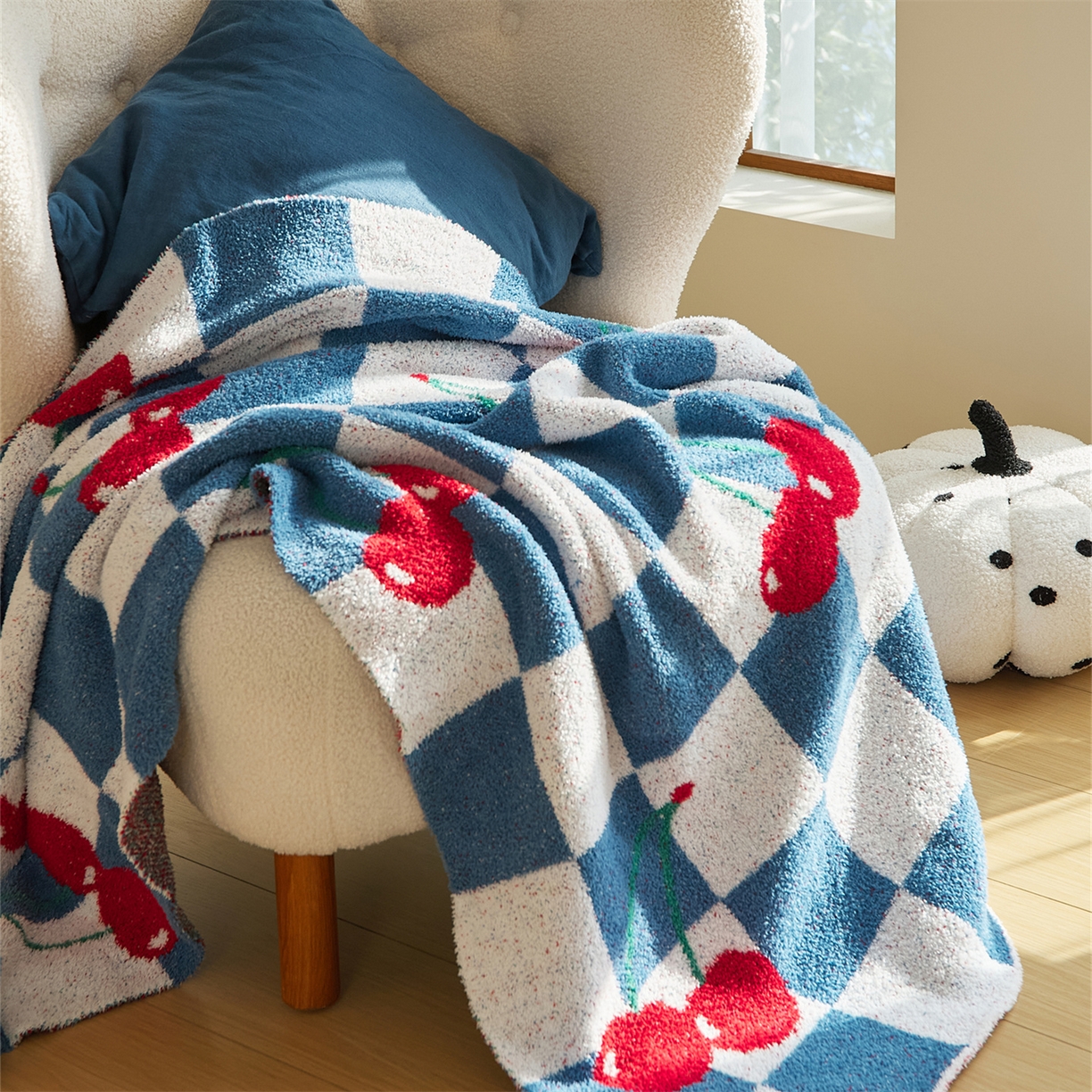 91家纺网 家纺一手货源 找家纺 暖绵绵 2025新款半边绒小樱桃毛毯 新品樱洛系列  （最低零售价：173元） 樱洛蓝色