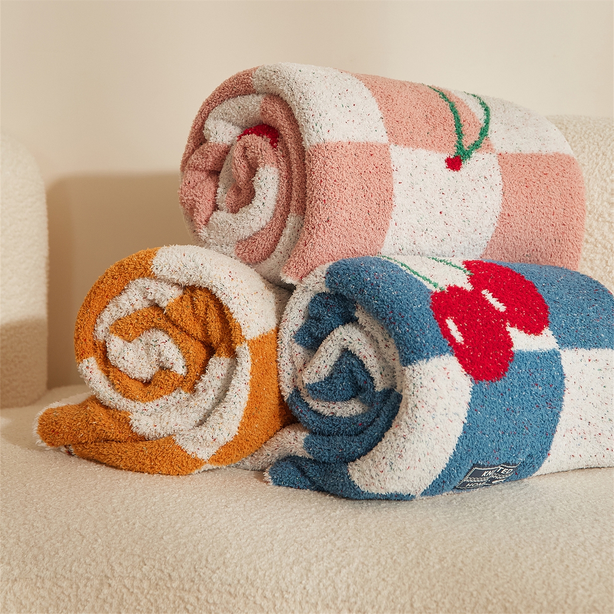 91家纺网 家纺一手货源 找家纺 暖绵绵 2025新款半边绒小樱桃毛毯 新品樱洛系列  （最低零售价：173元） 组合图