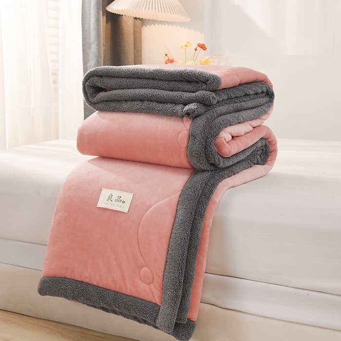 91家纺网 家纺一手货源 找家纺 恋绒家纺 2025新款三层牛奶绒夹棉毛毯复合盖毯直播外贸毯子 粉玉色