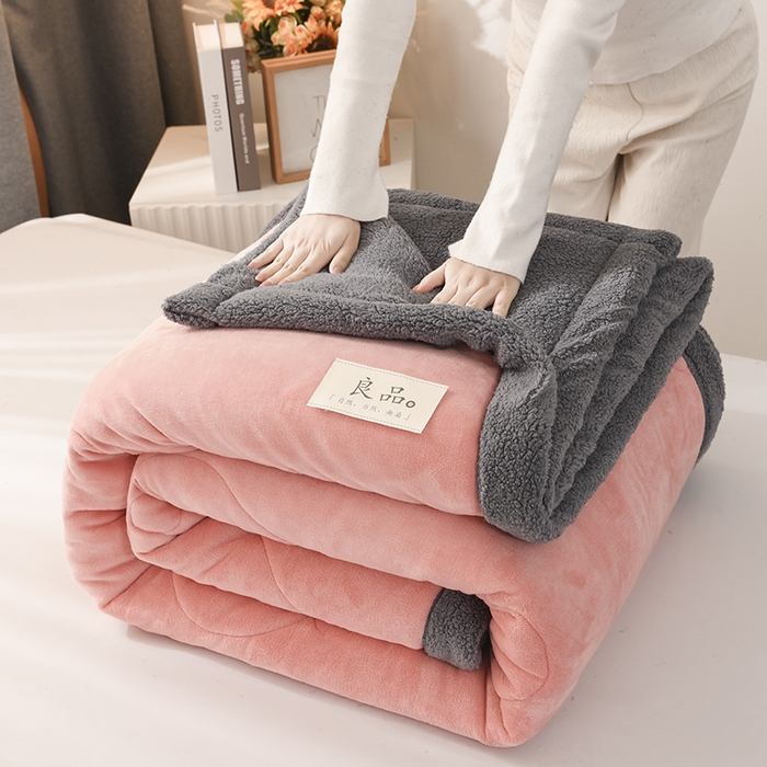91家纺网 家纺一手货源 找家纺 恋绒家纺 2025新款三层牛奶绒夹棉毛毯复合盖毯直播外贸毯子 粉玉色