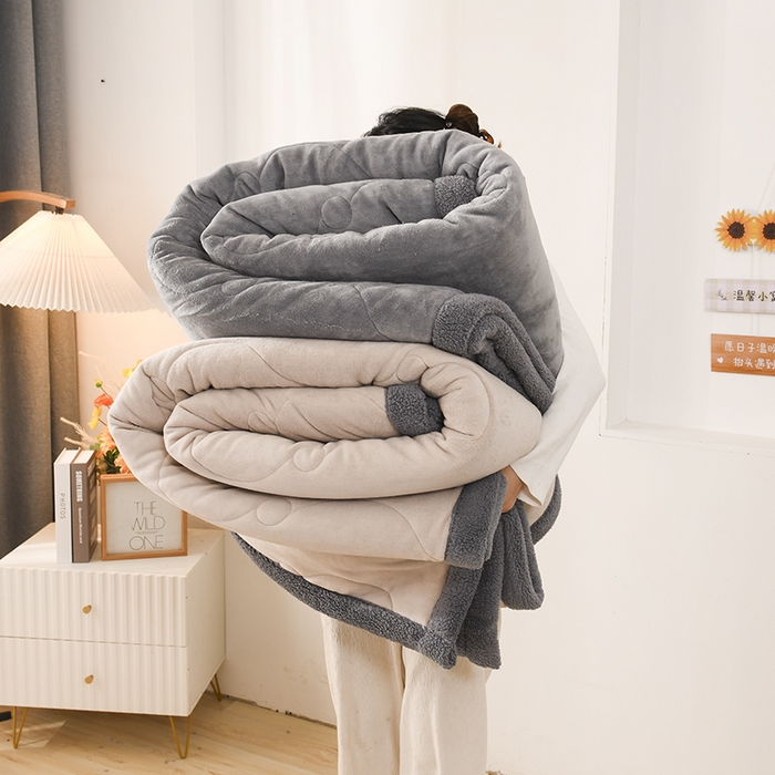 91家纺网 家纺一手货源 找家纺 恋绒家纺 2025新款三层牛奶绒夹棉毛毯复合盖毯直播外贸毯子 咖啡色