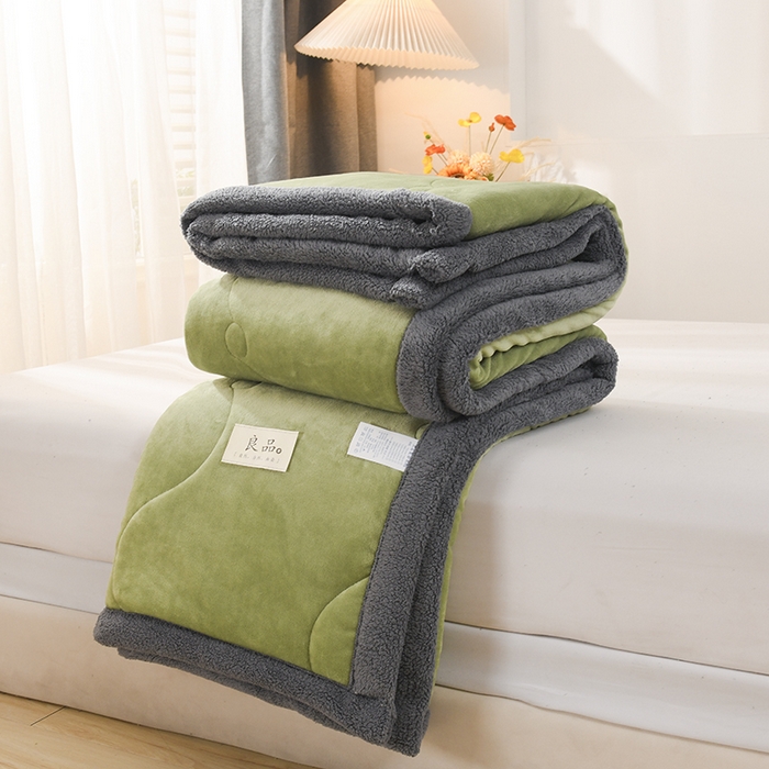 91家纺网 家纺一手货源 找家纺 恋绒家纺 2025新款三层牛奶绒夹棉毛毯复合盖毯直播外贸毯子 抹茶绿