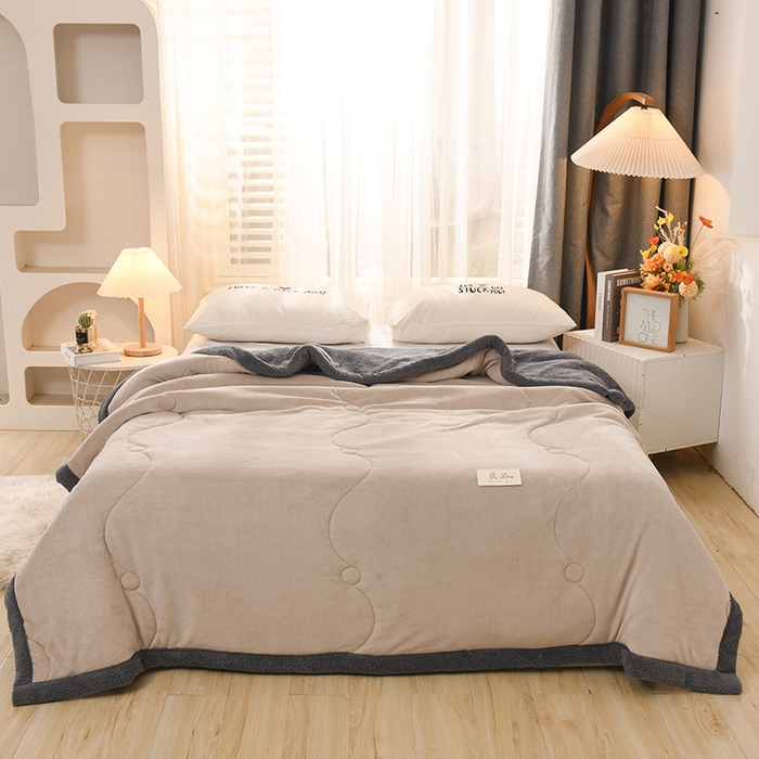 91家纺网 家纺一手货源 找家纺 恋绒家纺 2025新款三层牛奶绒夹棉毛毯复合盖毯直播外贸毯子 杏仁色