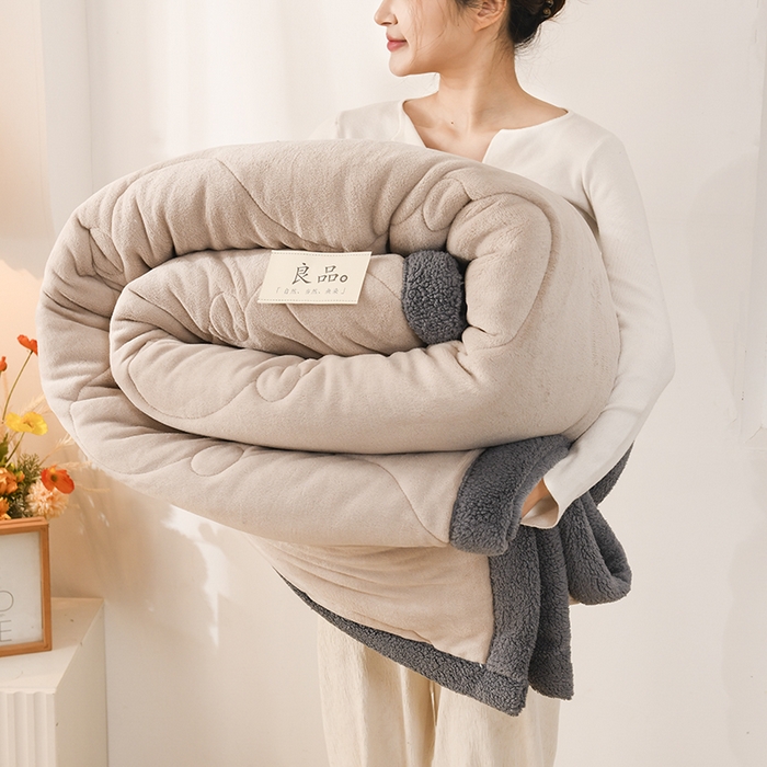 恋绒家纺 2025新款三层牛奶绒夹棉毛毯复合盖毯直播外贸毯子 杏仁色