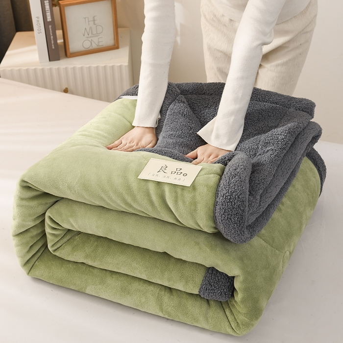 91家纺网 家纺一手货源 找家纺 恋绒家纺 2025新款三层牛奶绒夹棉毛毯复合盖毯直播外贸毯子 抹茶绿