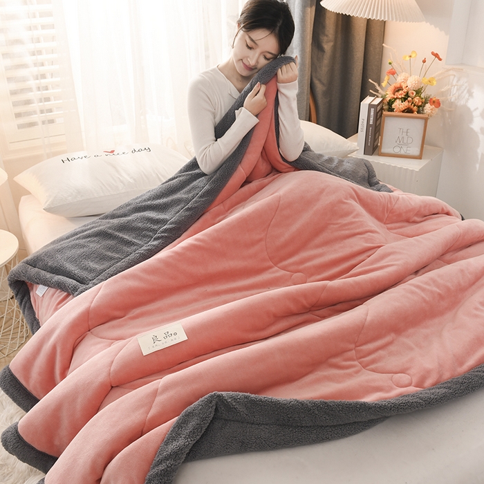 91家纺网 家纺一手货源 找家纺 恋绒家纺 2025新款三层牛奶绒夹棉毛毯复合盖毯直播外贸毯子 粉玉色