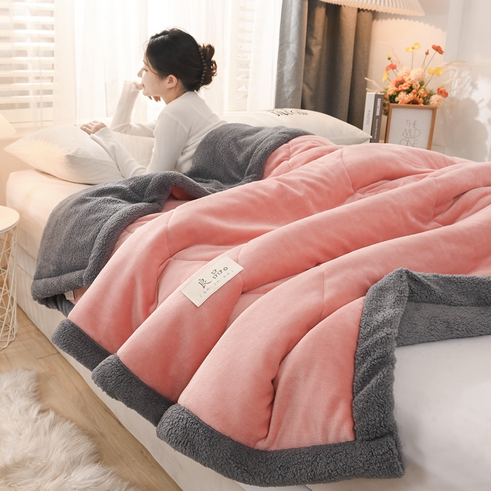 91家纺网 家纺一手货源 找家纺 恋绒家纺 2025新款三层牛奶绒夹棉毛毯复合盖毯直播外贸毯子 粉玉色