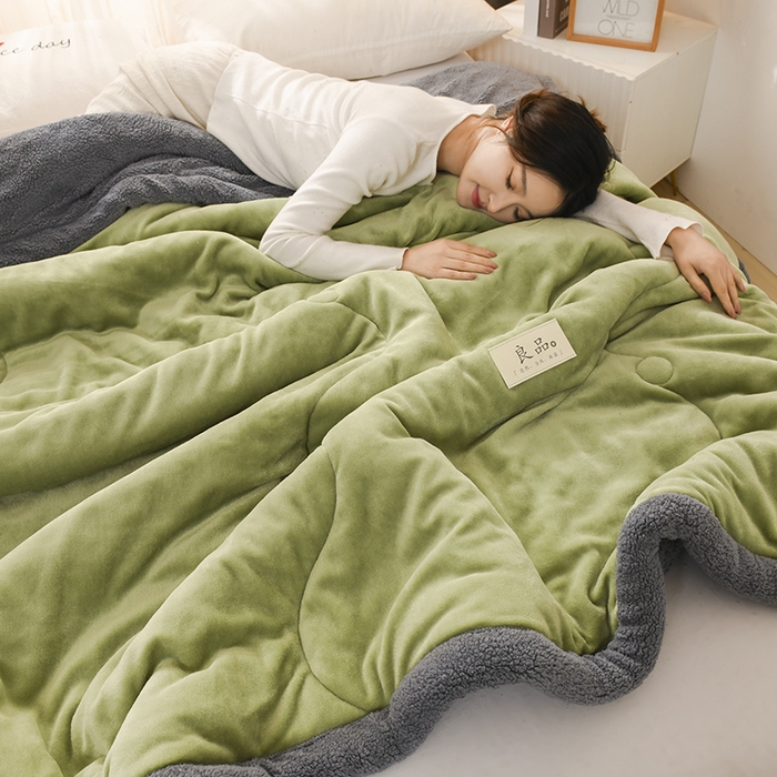 91家纺网 家纺一手货源 找家纺 恋绒家纺 2025新款三层牛奶绒夹棉毛毯复合盖毯直播外贸毯子 抹茶绿