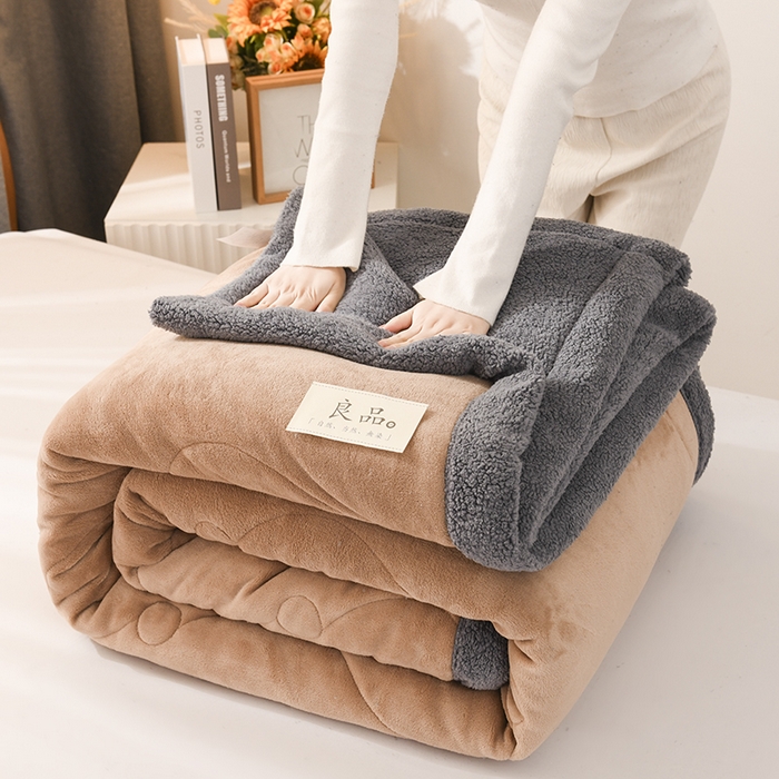 91家纺网 家纺一手货源 找家纺 恋绒家纺 2025新款三层牛奶绒夹棉毛毯复合盖毯直播外贸毯子 咖啡色