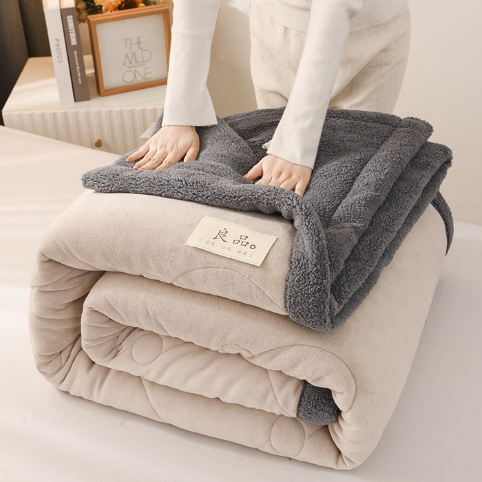 91家纺网 家纺一手货源 找家纺 恋绒家纺 2025新款三层牛奶绒夹棉毛毯复合盖毯直播外贸毯子 杏仁色