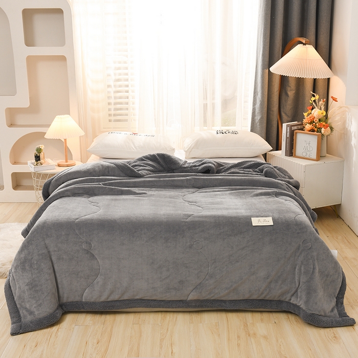 91家纺网 家纺一手货源 找家纺 恋绒家纺 2025新款三层牛奶绒夹棉毛毯复合盖毯直播外贸毯子 深灰色