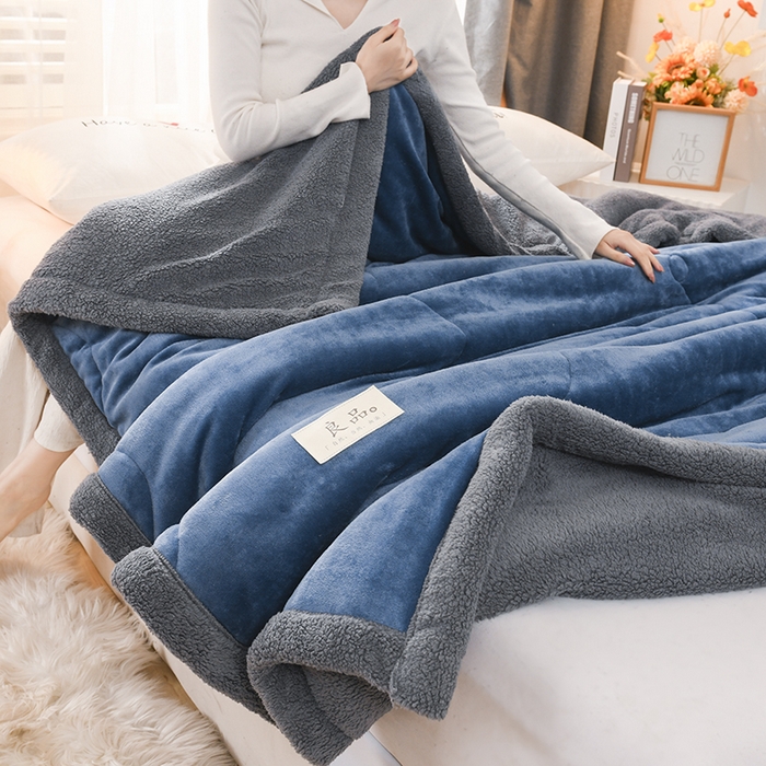 91家纺网 家纺一手货源 找家纺 恋绒家纺 2025新款三层牛奶绒夹棉毛毯复合盖毯直播外贸毯子 湛蓝色