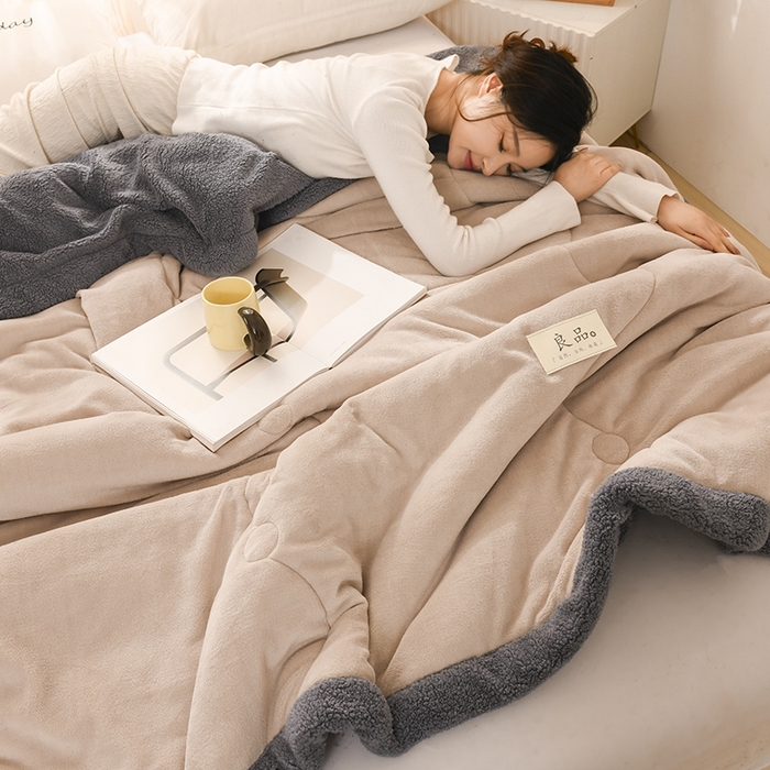 91家纺网 家纺一手货源 找家纺 恋绒家纺 2025新款三层牛奶绒夹棉毛毯复合盖毯直播外贸毯子 杏仁色