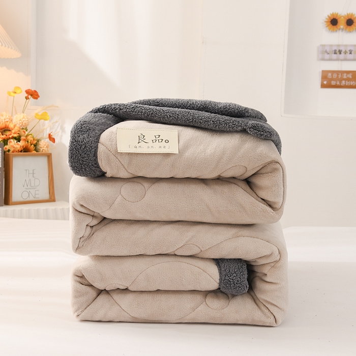 91家纺网 家纺一手货源 找家纺 恋绒家纺 2025新款三层牛奶绒夹棉毛毯复合盖毯直播外贸毯子 杏仁色