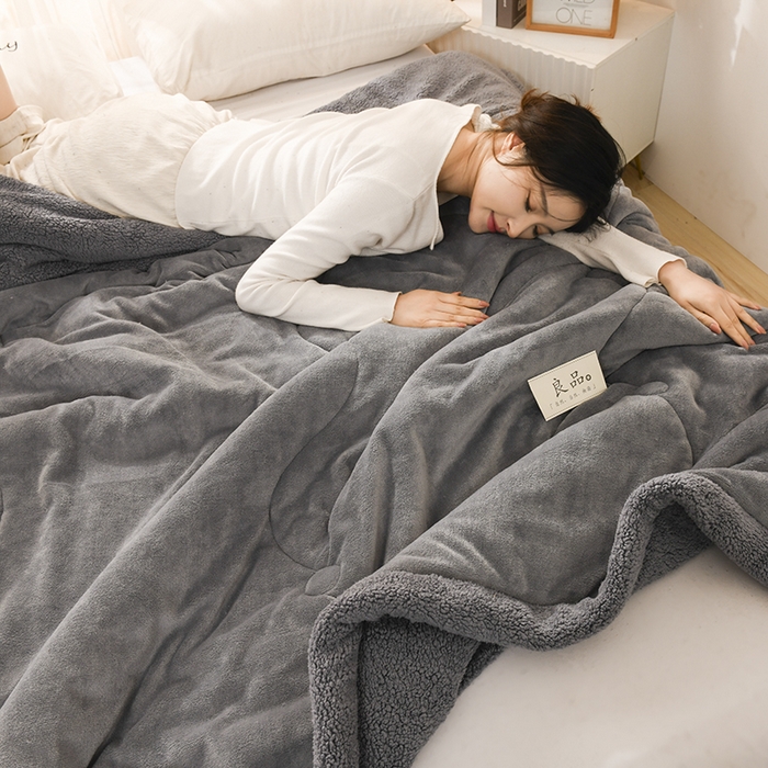 91家纺网 家纺一手货源 找家纺 恋绒家纺 2025新款三层牛奶绒夹棉毛毯复合盖毯直播外贸毯子 深灰色