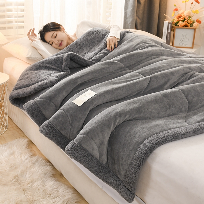 91家纺网 家纺一手货源 找家纺 恋绒家纺 2025新款三层牛奶绒夹棉毛毯复合盖毯直播外贸毯子 深灰色