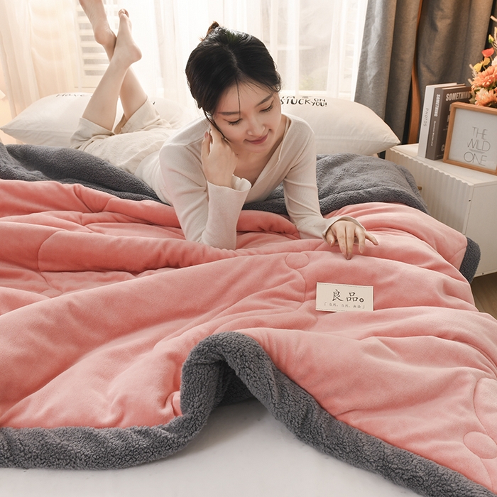 91家纺网 家纺一手货源 找家纺 恋绒家纺 2025新款三层牛奶绒夹棉毛毯复合盖毯直播外贸毯子 粉玉色