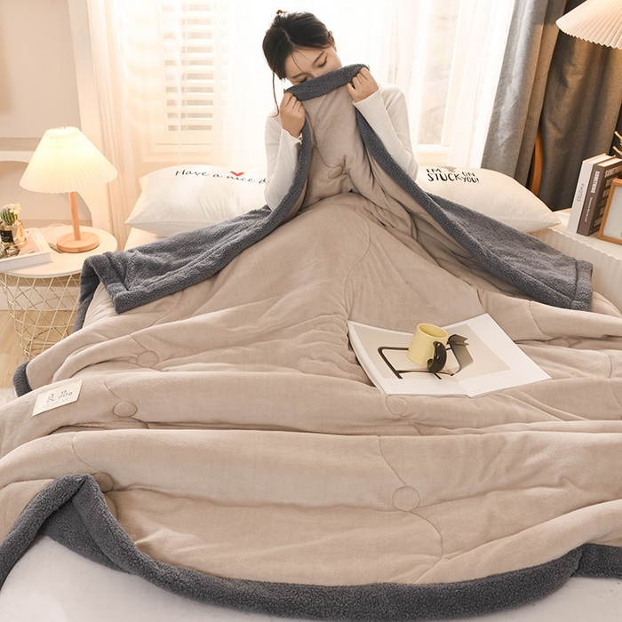 91家纺网 家纺一手货源 找家纺 恋绒家纺 2025新款三层牛奶绒夹棉毛毯复合盖毯直播外贸毯子 杏仁色