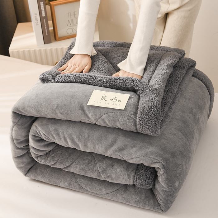 91家纺网 家纺一手货源 找家纺 恋绒家纺 2025新款三层牛奶绒夹棉毛毯复合盖毯直播外贸毯子 深灰色