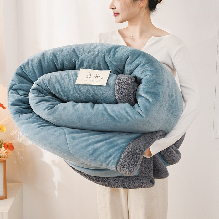 恋绒家纺 2025新款三层牛奶绒夹棉毛毯复合盖毯直播外贸毯子 宝石蓝