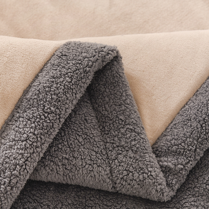 91家纺网 家纺一手货源 找家纺 恋绒家纺 2025新款三层牛奶绒夹棉毛毯复合盖毯直播外贸毯子 杏仁色