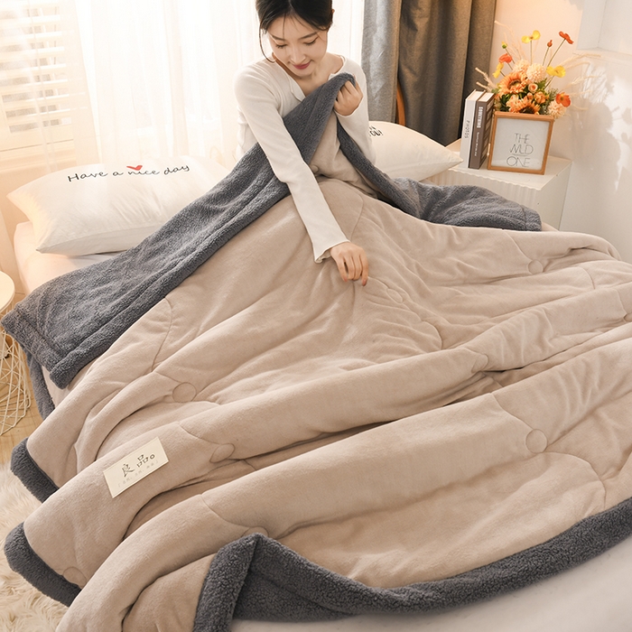 91家纺网 家纺一手货源 找家纺 恋绒家纺 2025新款三层牛奶绒夹棉毛毯复合盖毯直播外贸毯子 杏仁色