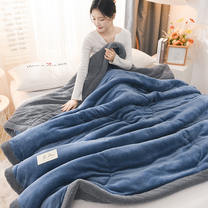 91家纺网 家纺一手货源 找家纺 恋绒家纺 2025新款三层牛奶绒夹棉毛毯复合盖毯直播外贸毯子 湛蓝色