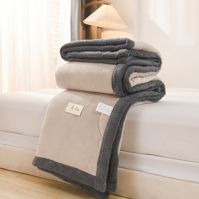 91家纺网 家纺一手货源 找家纺 恋绒家纺 2025新款三层牛奶绒夹棉毛毯复合盖毯直播外贸毯子 杏仁色