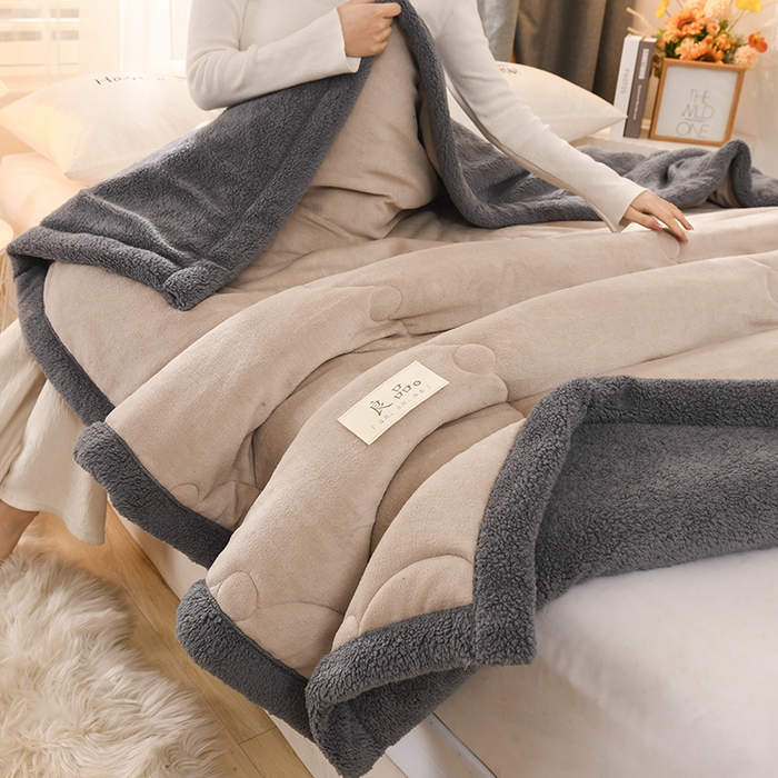 91家纺网 家纺一手货源 找家纺 恋绒家纺 2025新款三层牛奶绒夹棉毛毯复合盖毯直播外贸毯子 杏仁色