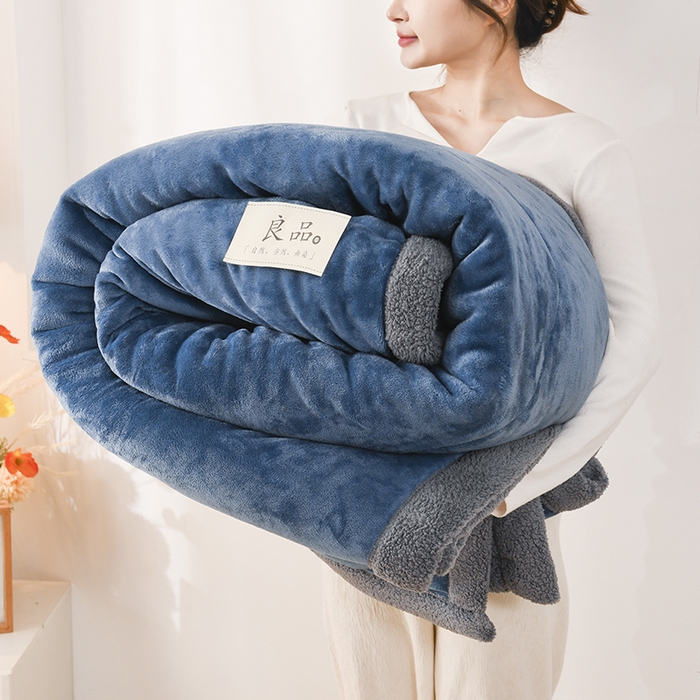 恋绒家纺 2025新款三层牛奶绒夹棉毛毯复合盖毯直播外贸毯子 湛蓝色