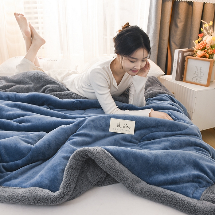 91家纺网 家纺一手货源 找家纺 恋绒家纺 2025新款三层牛奶绒夹棉毛毯复合盖毯直播外贸毯子 湛蓝色