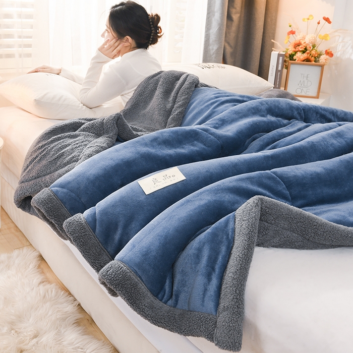 91家纺网 家纺一手货源 找家纺 恋绒家纺 2025新款三层牛奶绒夹棉毛毯复合盖毯直播外贸毯子 湛蓝色