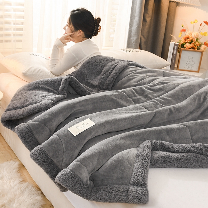 91家纺网 家纺一手货源 找家纺 恋绒家纺 2025新款三层牛奶绒夹棉毛毯复合盖毯直播外贸毯子 深灰色