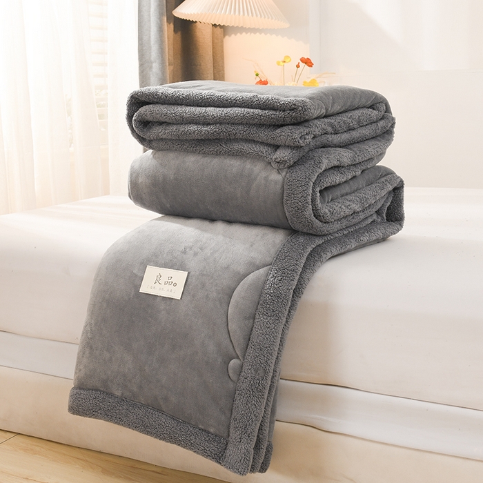 91家纺网 家纺一手货源 找家纺 恋绒家纺 2025新款三层牛奶绒夹棉毛毯复合盖毯直播外贸毯子 深灰色