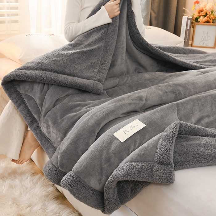 91家纺网 家纺一手货源 找家纺 恋绒家纺 2025新款三层牛奶绒夹棉毛毯复合盖毯直播外贸毯子 深灰色