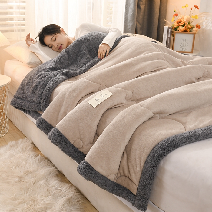 91家纺网 家纺一手货源 找家纺 恋绒家纺 2025新款三层牛奶绒夹棉毛毯复合盖毯直播外贸毯子 杏仁色