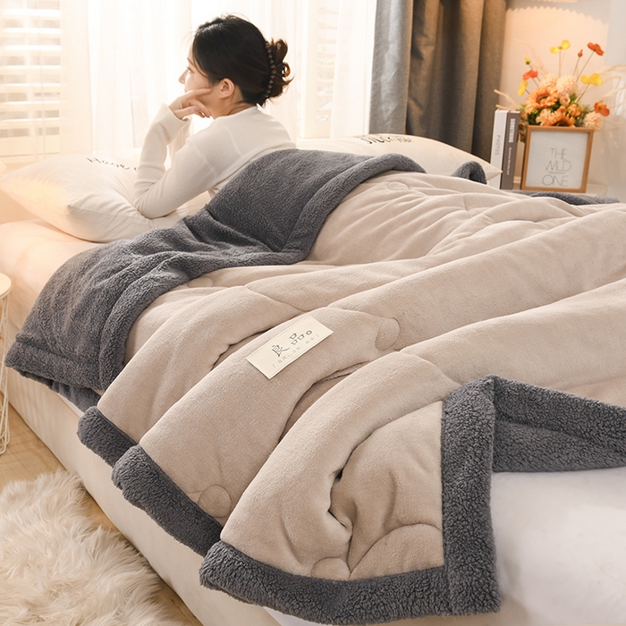 91家纺网 家纺一手货源 找家纺 恋绒家纺 2025新款三层牛奶绒夹棉毛毯复合盖毯直播外贸毯子 杏仁色