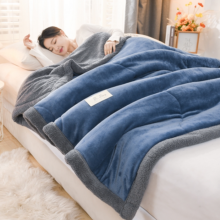 91家纺网 家纺一手货源 找家纺 恋绒家纺 2025新款三层牛奶绒夹棉毛毯复合盖毯直播外贸毯子 湛蓝色