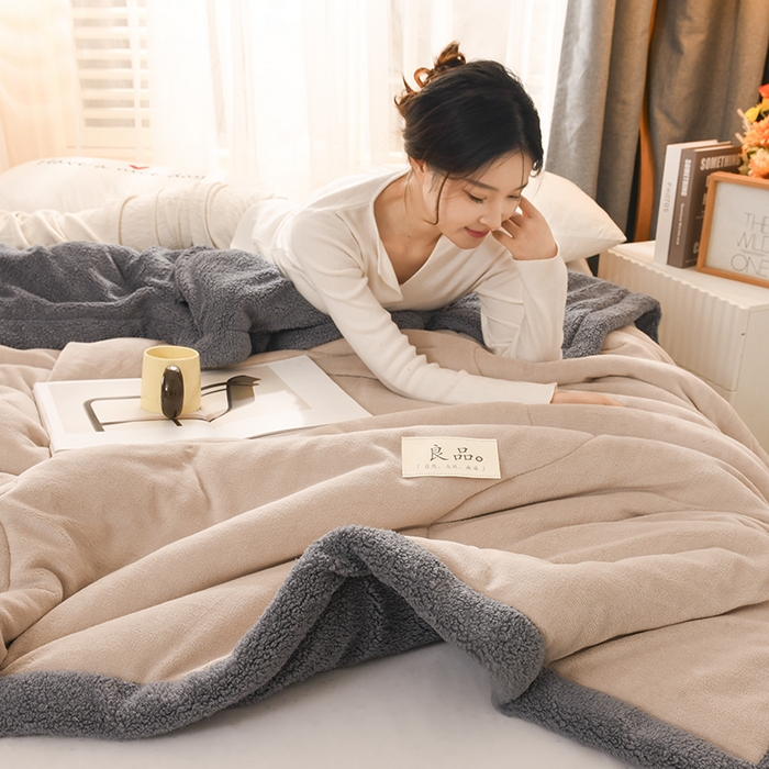 91家纺网 家纺一手货源 找家纺 恋绒家纺 2025新款三层牛奶绒夹棉毛毯复合盖毯直播外贸毯子 杏仁色