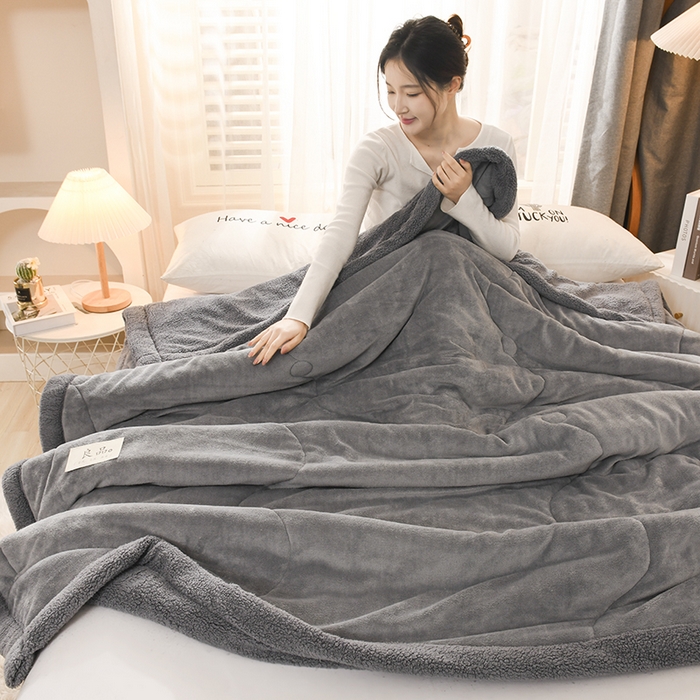 91家纺网 家纺一手货源 找家纺 恋绒家纺 2025新款三层牛奶绒夹棉毛毯复合盖毯直播外贸毯子 深灰色