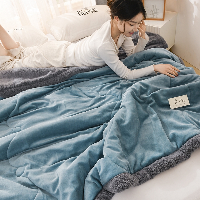 91家纺网 家纺一手货源 找家纺 恋绒家纺 2025新款三层牛奶绒夹棉毛毯复合盖毯直播外贸毯子 宝石蓝