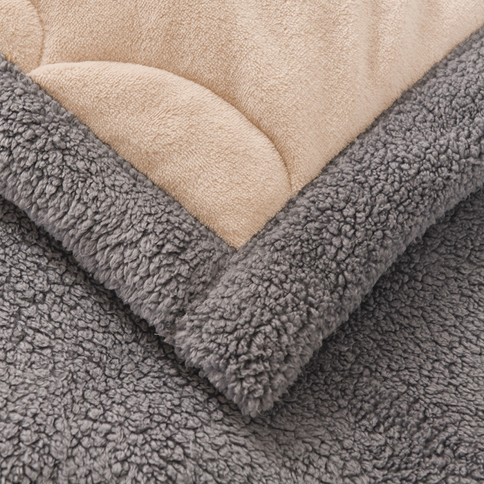 91家纺网 家纺一手货源 找家纺 恋绒家纺 2025新款三层牛奶绒夹棉毛毯复合盖毯直播外贸毯子 杏仁色