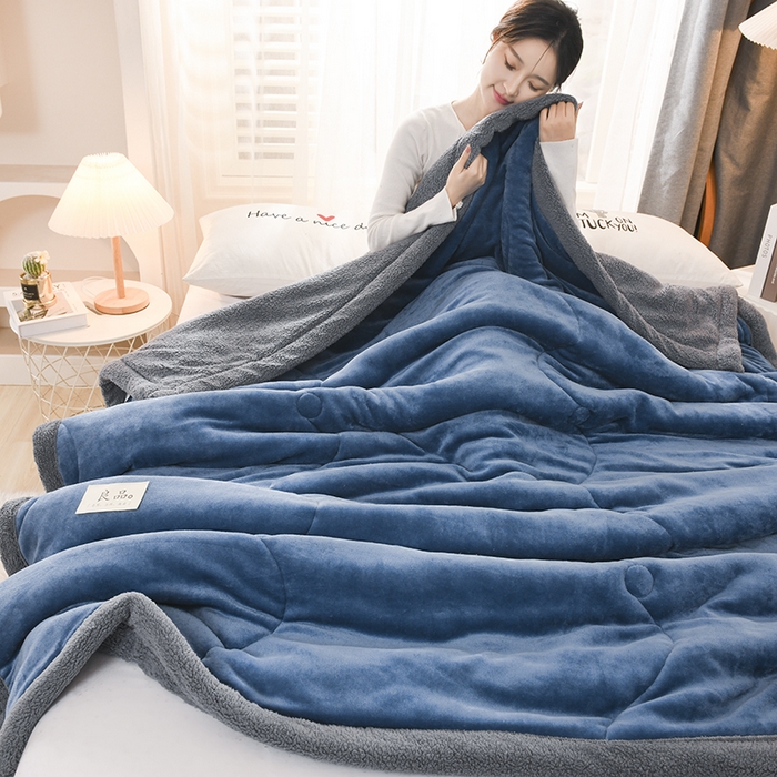 91家纺网 家纺一手货源 找家纺 恋绒家纺 2025新款三层牛奶绒夹棉毛毯复合盖毯直播外贸毯子 湛蓝色