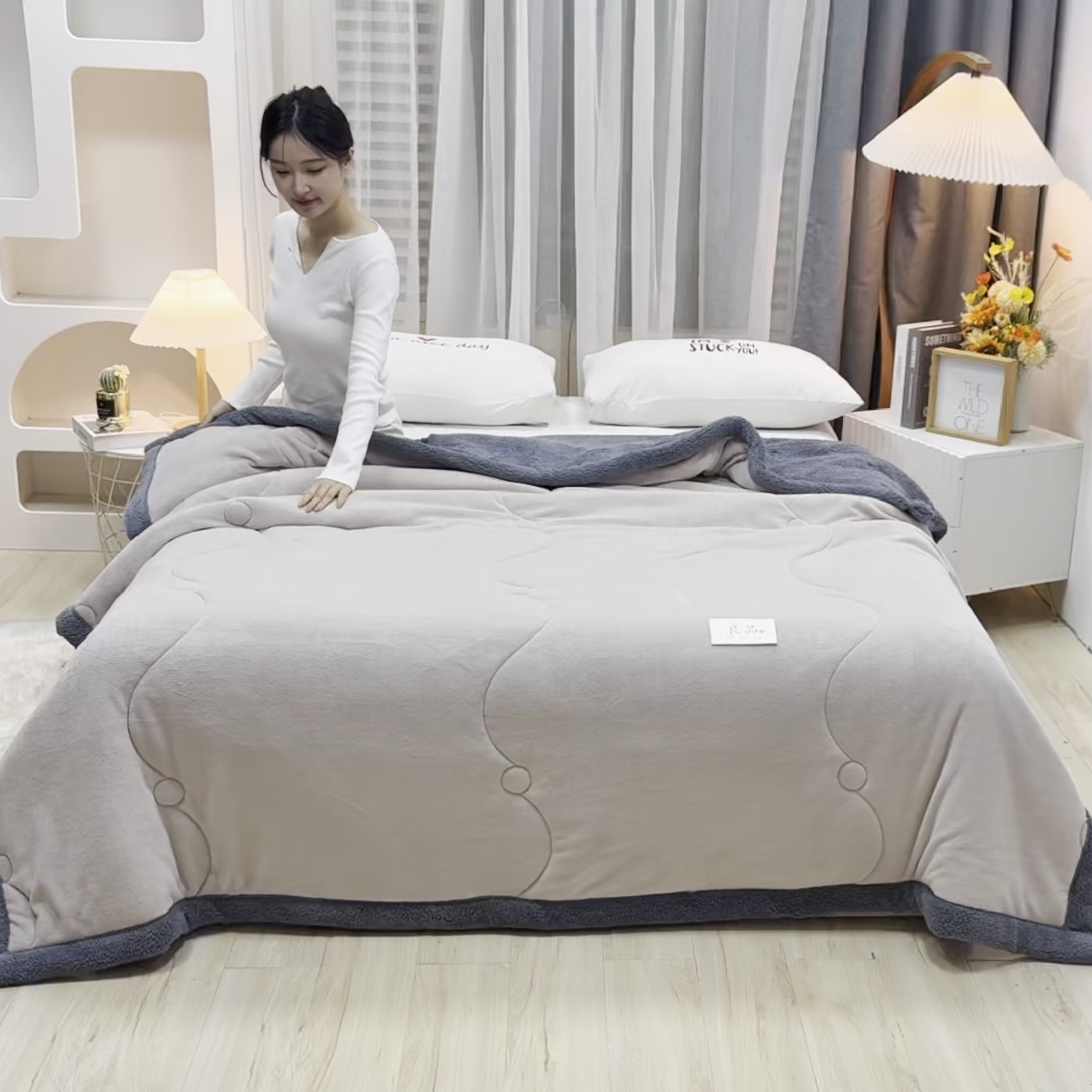 91家纺网 家纺一手货源 找家纺 恋绒家纺 2025新款三层牛奶绒夹棉毛毯复合盖毯直播外贸毯子 杏仁色