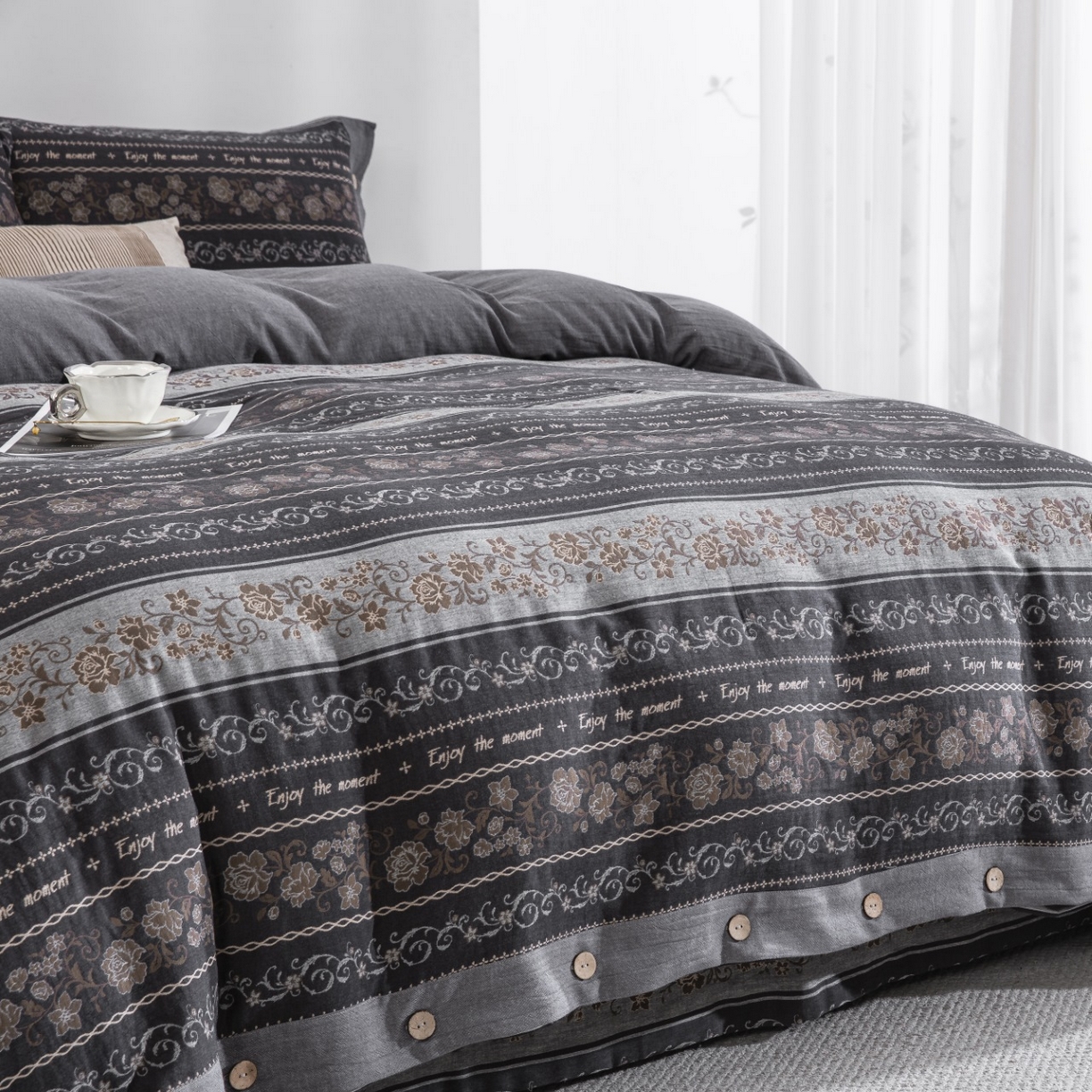 91家纺网 家纺一手货源 找家纺 （总）仰望棉麻双层纱供应链 2026新款全棉色织提花双层纱纽扣款四件套--冬日繁花灰