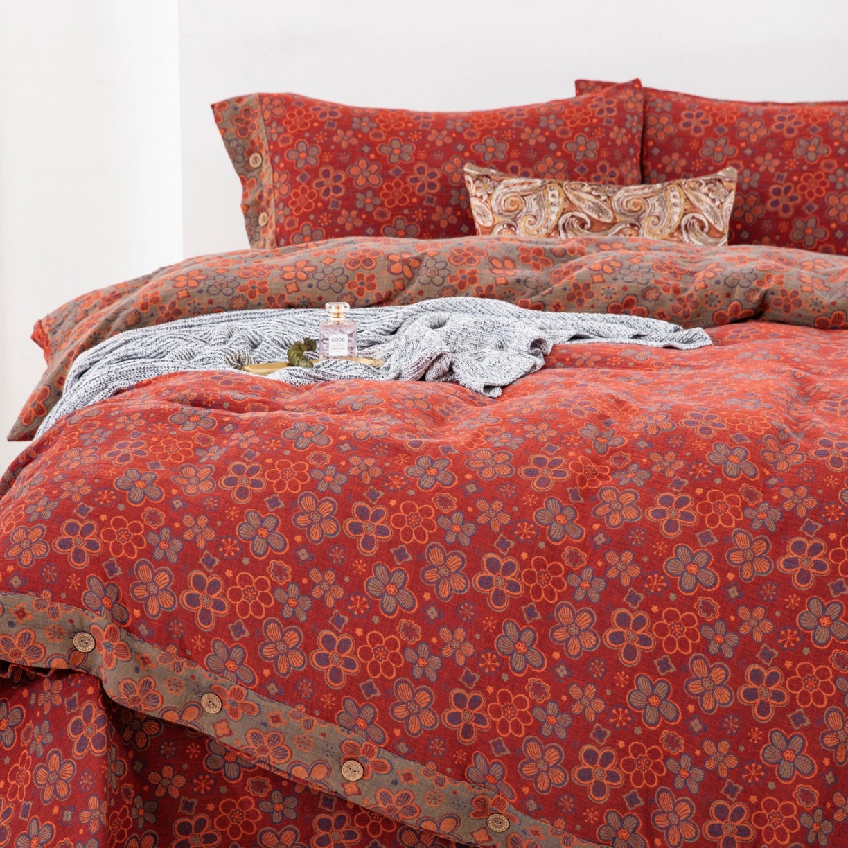 91家纺网 家纺一手货源 找家纺 （总）仰望棉麻双层纱供应链 2026新款全棉色织提花纽扣款四件套--马丽亚-酒红