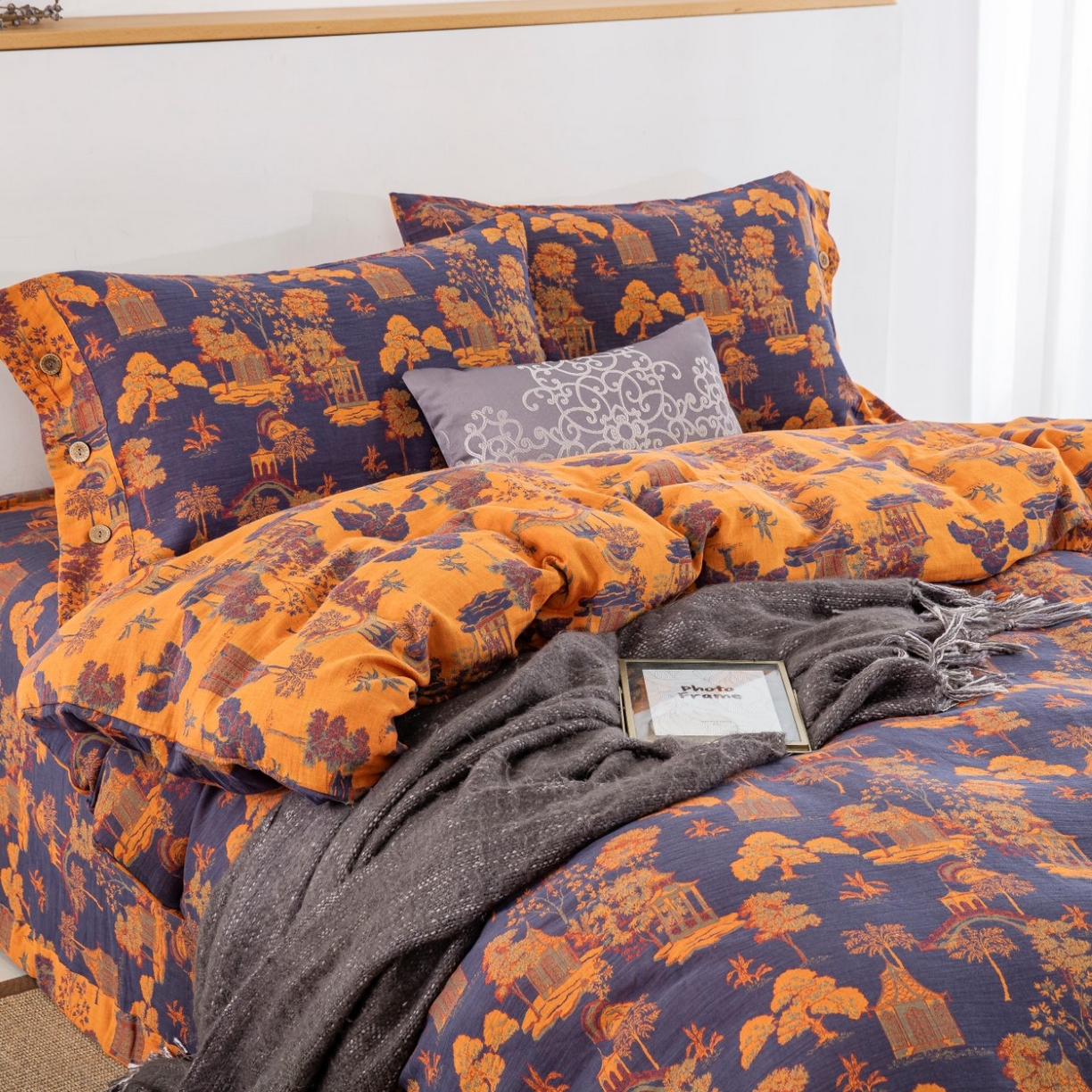 91家纺网 家纺一手货源 找家纺 仰望棉麻双层纱供应链 2026新款全棉色织提花纽扣款四件套--森林庭院 森林庭院-藏青