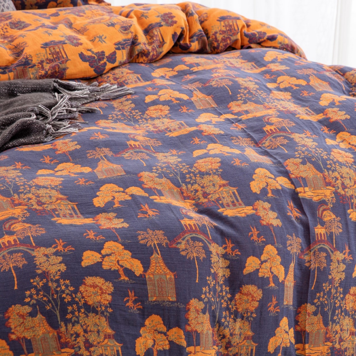 91家纺网 家纺一手货源 找家纺 仰望棉麻双层纱供应链 2026新款全棉色织提花纽扣款四件套--森林庭院 森林庭院-藏青